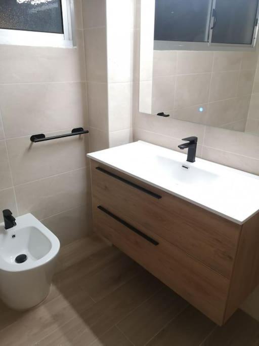 Hostal Mari En La Laguna, Alquiler Habitacion Privada En Hostal, 6 Habitaciones Cerca De La Universidad Y Aeropuerto Norte, 3 Banos Compartidos San Cristóbal de La Laguna Exterior foto